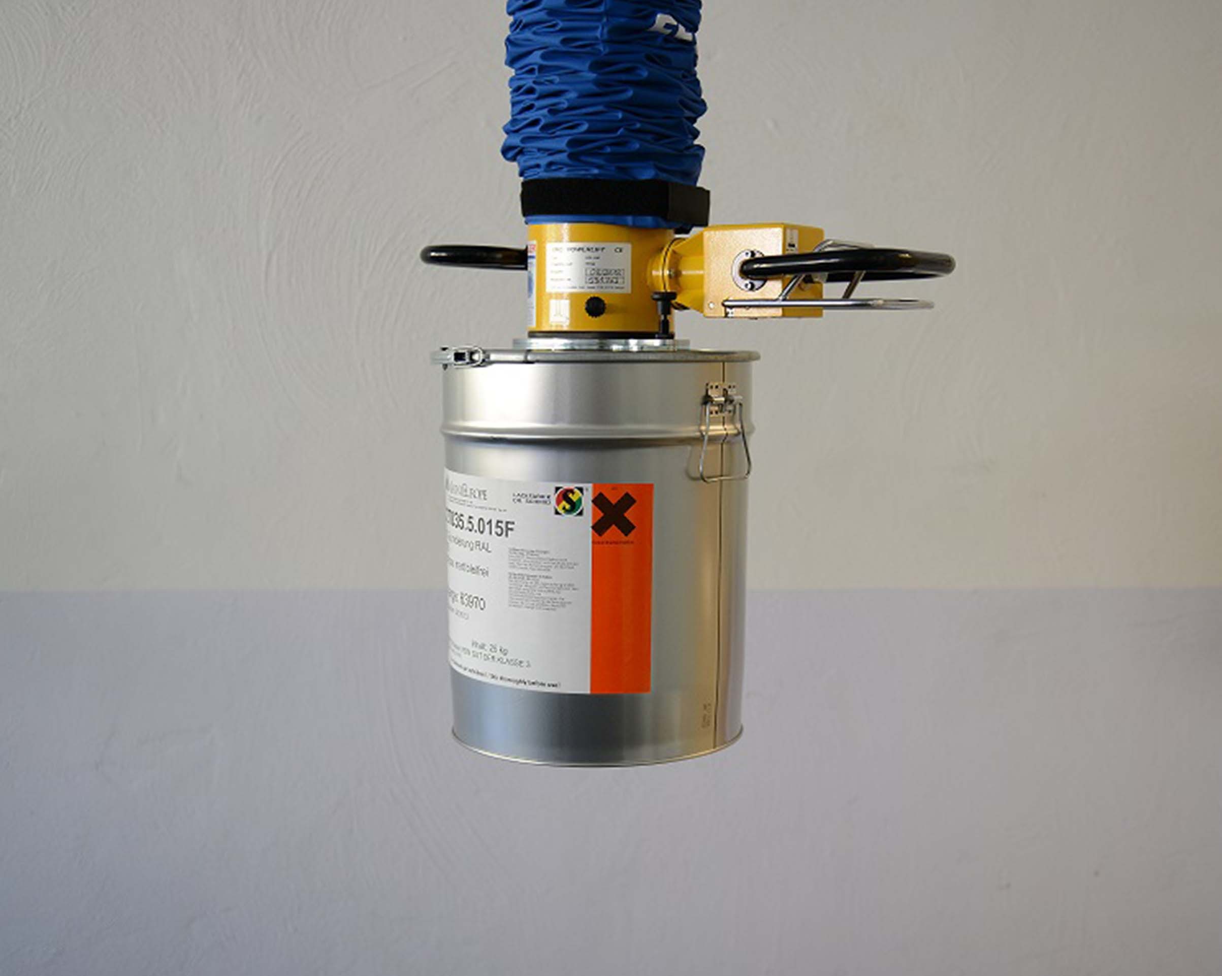 tube lifter for lifting paint buckets